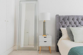 Portsmouth City Centre Modern Apartment - with Free Parking